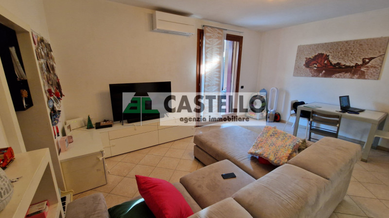 A Villanova di Camposampiero, in località Mussolini, proponiamo in esclusiva interessante porzion...