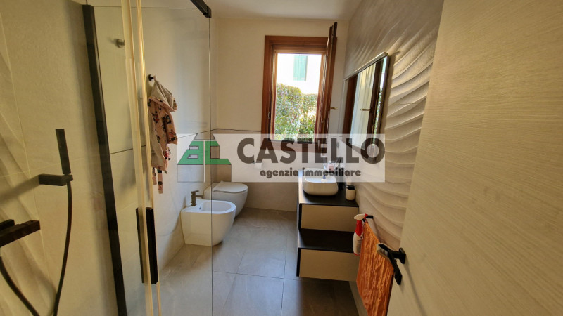 A Villanova di Camposampiero, in località Mussolini, proponiamo in esclusiva interessante porzion...