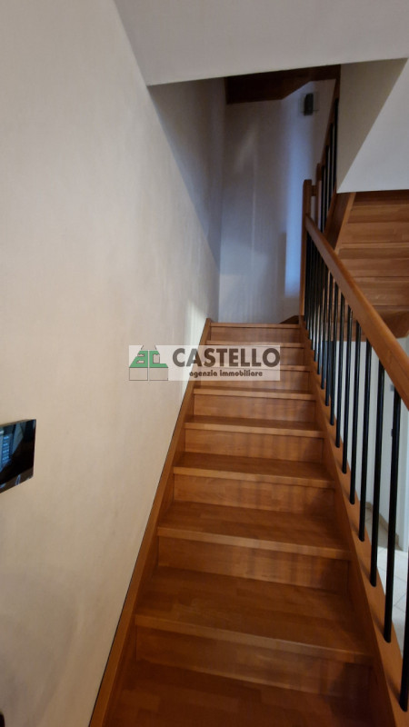 A Villanova di Camposampiero, in località Mussolini, proponiamo in esclusiva interessante porzion...