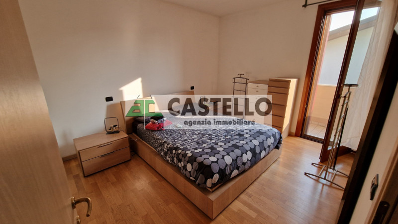 A Villanova di Camposampiero, in località Mussolini, proponiamo in esclusiva interessante porzion...