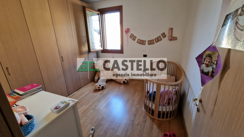 A Villanova di Camposampiero, in località Mussolini, proponiamo in esclusiva interessante porzion...