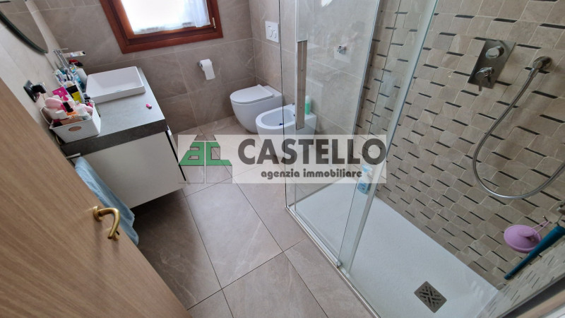 A Villanova di Camposampiero, in località Mussolini, proponiamo in esclusiva interessante porzion...