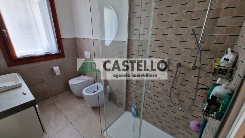 A Villanova di Camposampiero, in località Mussolini, proponiamo in esclusiva interessante porzion...