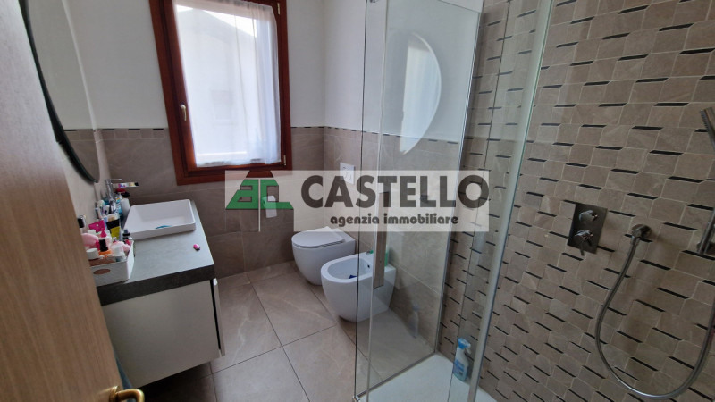 A Villanova di Camposampiero, in località Mussolini, proponiamo in esclusiva interessante porzion...