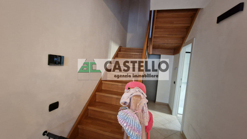 A Villanova di Camposampiero, in località Mussolini, proponiamo in esclusiva interessante porzion...