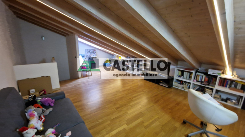 A Villanova di Camposampiero, in località Mussolini, proponiamo in esclusiva interessante porzion...