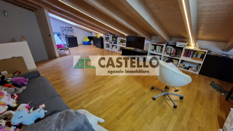 A Villanova di Camposampiero, in località Mussolini, proponiamo in esclusiva interessante porzion...