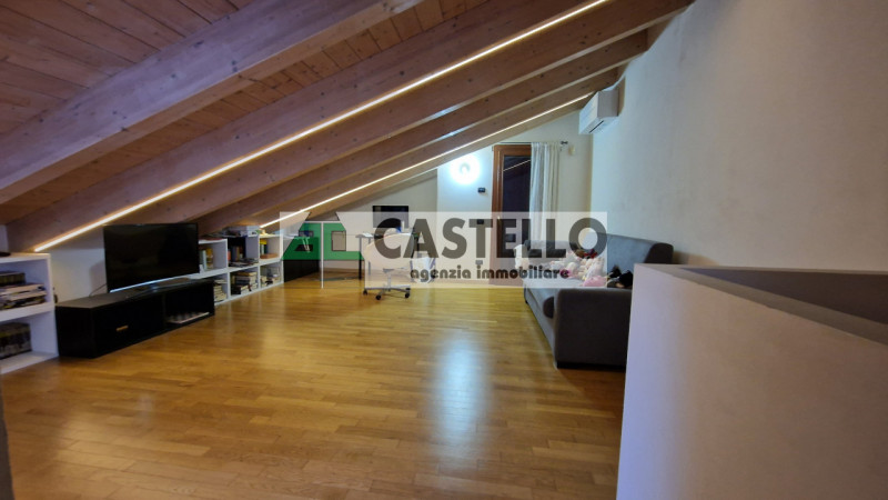 A Villanova di Camposampiero, in località Mussolini, proponiamo in esclusiva interessante porzion...