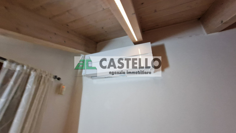 A Villanova di Camposampiero, in località Mussolini, proponiamo in esclusiva interessante porzion...