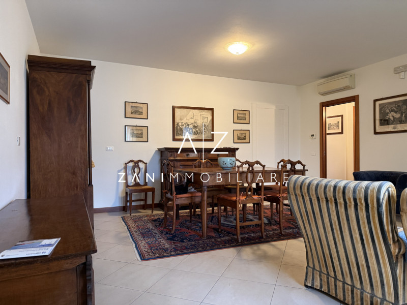 Situato nel centro storico di Castelfranco Veneto, questo splendido appartamento trilocale offre ...