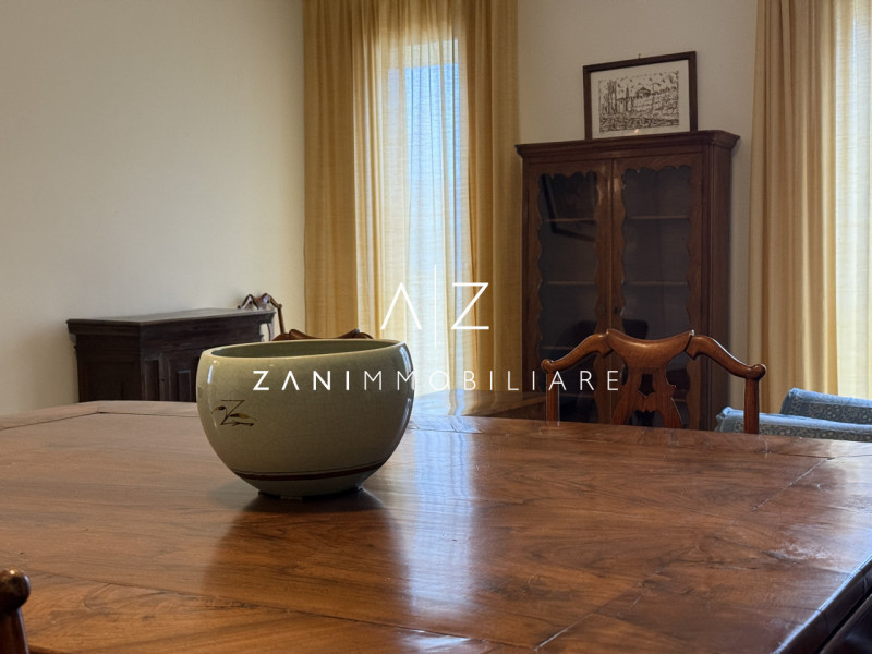 Situato nel centro storico di Castelfranco Veneto, questo splendido appartamento trilocale offre ...