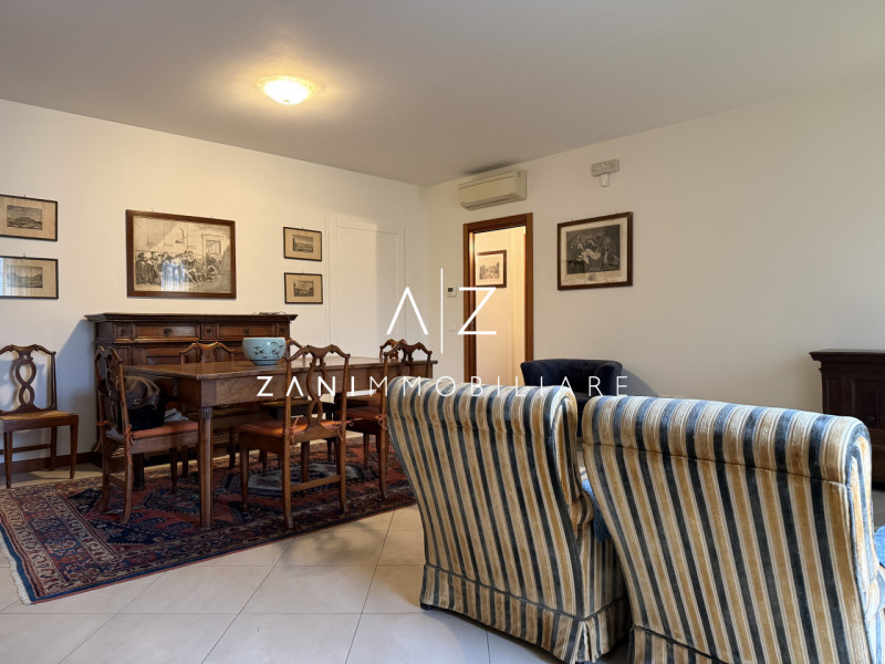 Situato nel centro storico di Castelfranco Veneto, questo splendido appartamento trilocale offre ...