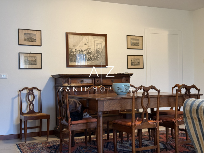 Situato nel centro storico di Castelfranco Veneto, questo splendido appartamento trilocale offre ...