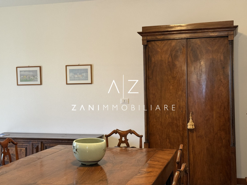 Situato nel centro storico di Castelfranco Veneto, questo splendido appartamento trilocale offre ...