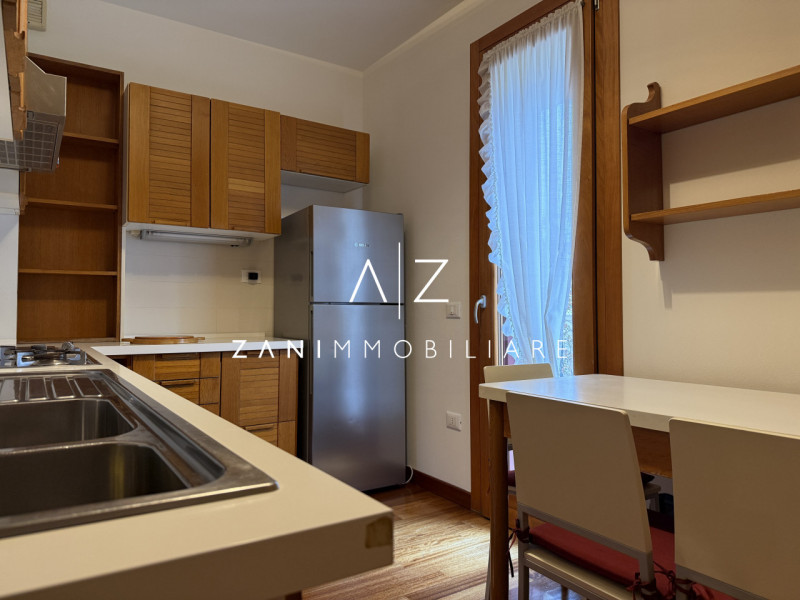 Situato nel centro storico di Castelfranco Veneto, questo splendido appartamento trilocale offre ...