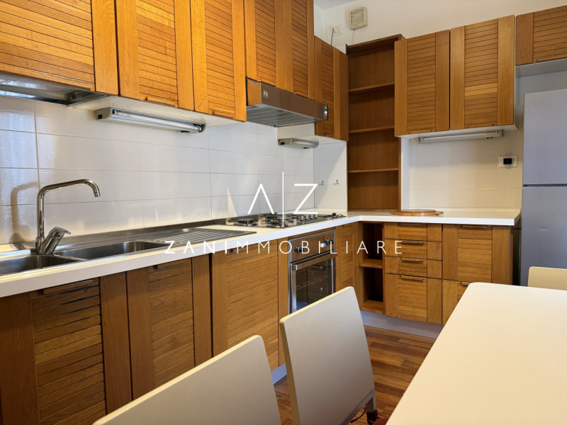 Situato nel centro storico di Castelfranco Veneto, questo splendido appartamento trilocale offre ...