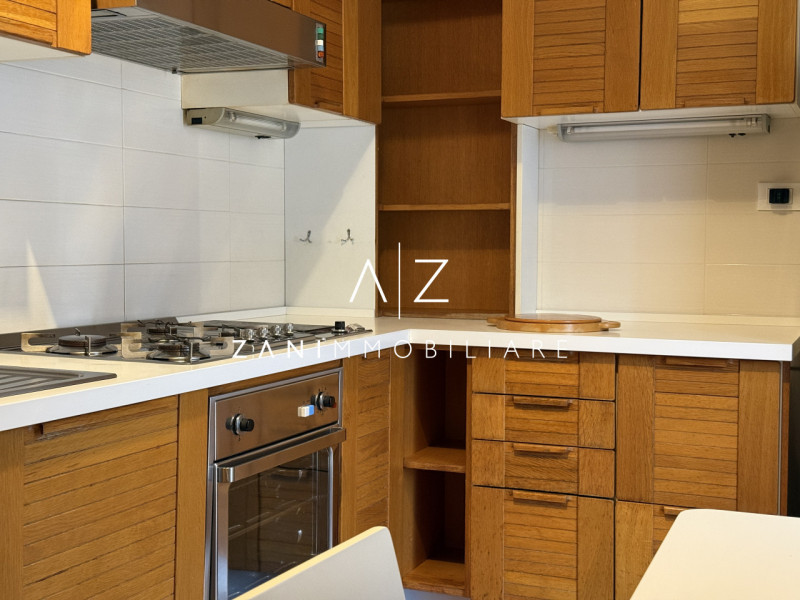 Situato nel centro storico di Castelfranco Veneto, questo splendido appartamento trilocale offre ...