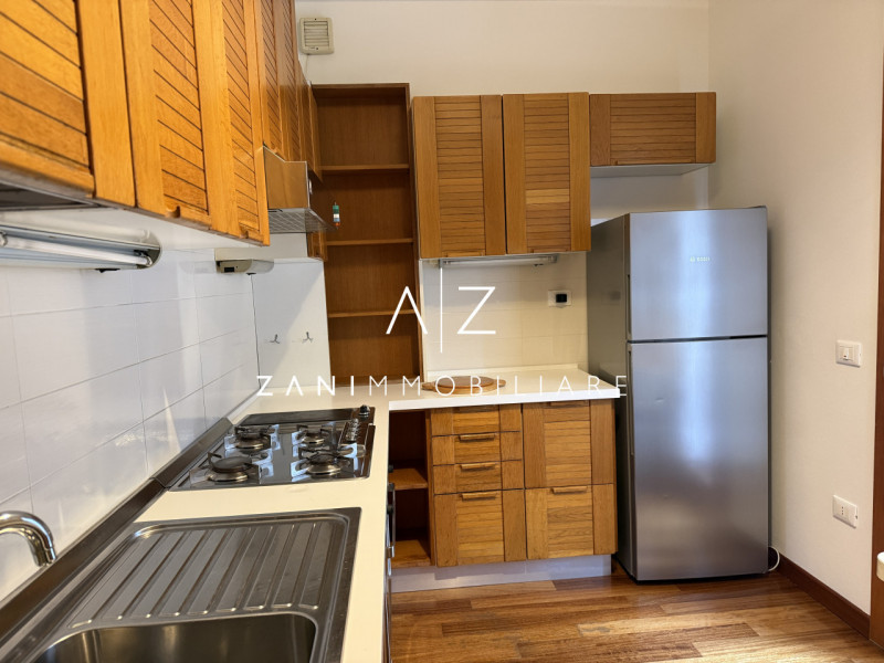 Situato nel centro storico di Castelfranco Veneto, questo splendido appartamento trilocale offre ...