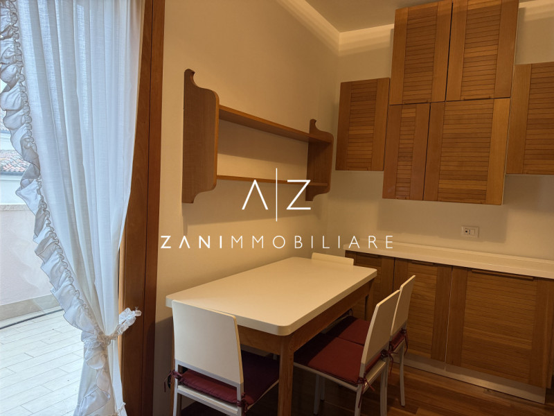 Situato nel centro storico di Castelfranco Veneto, questo splendido appartamento trilocale offre ...