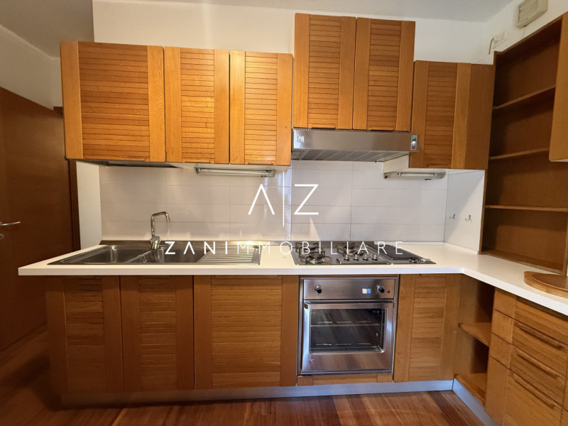 Situato nel centro storico di Castelfranco Veneto, questo splendido appartamento trilocale offre ...