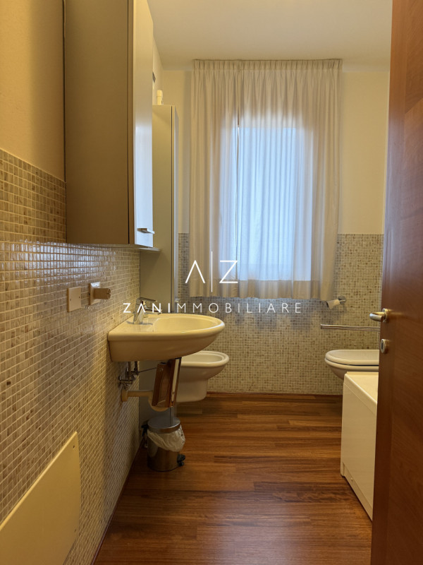 Situato nel centro storico di Castelfranco Veneto, questo splendido appartamento trilocale offre ...