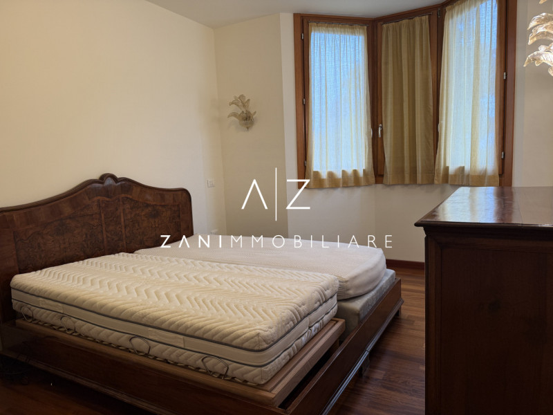 Situato nel centro storico di Castelfranco Veneto, questo splendido appartamento trilocale offre ...