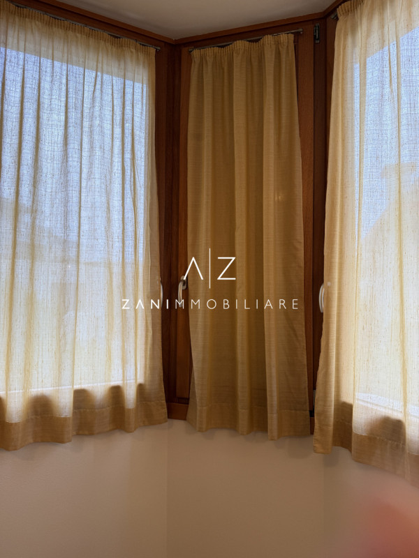 Situato nel centro storico di Castelfranco Veneto, questo splendido appartamento trilocale offre ...