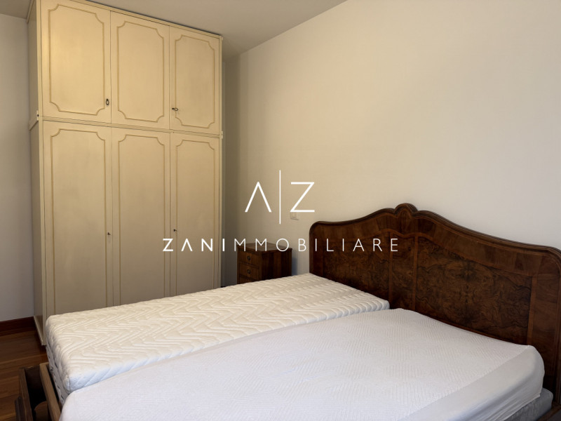 Situato nel centro storico di Castelfranco Veneto, questo splendido appartamento trilocale offre ...