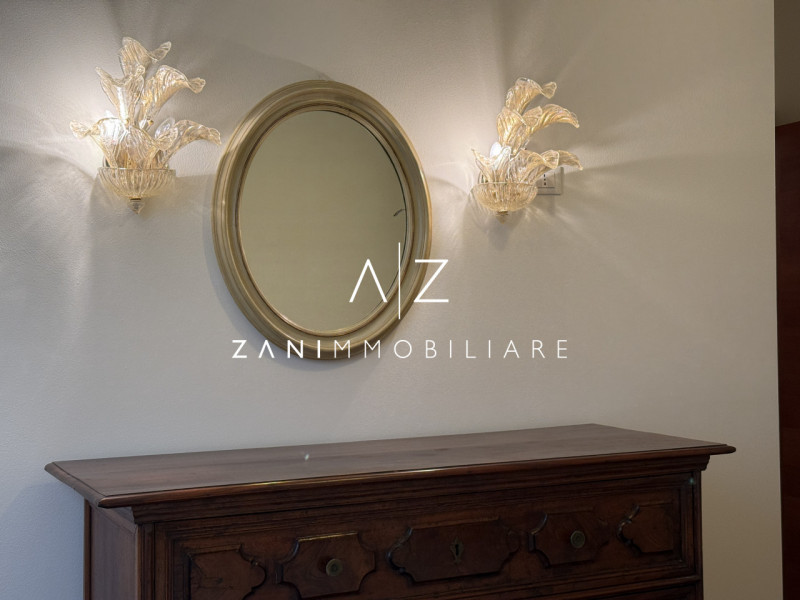 Situato nel centro storico di Castelfranco Veneto, questo splendido appartamento trilocale offre ...