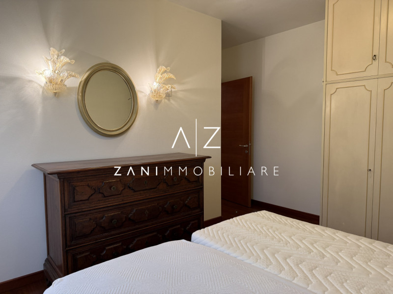 Situato nel centro storico di Castelfranco Veneto, questo splendido appartamento trilocale offre ...