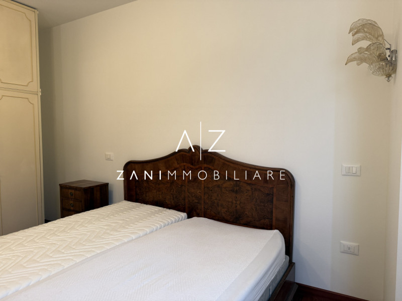 Situato nel centro storico di Castelfranco Veneto, questo splendido appartamento trilocale offre ...