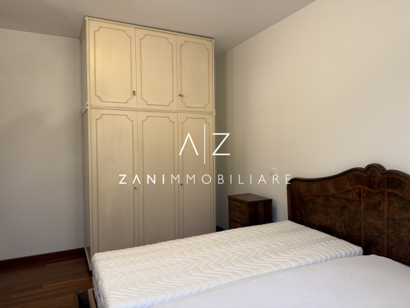 Situato nel centro storico di Castelfranco Veneto, questo splendido appartamento trilocale offre ...