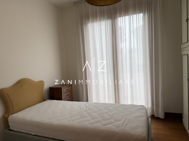 Situato nel centro storico di Castelfranco Veneto, questo splendido appartamento trilocale offre ...