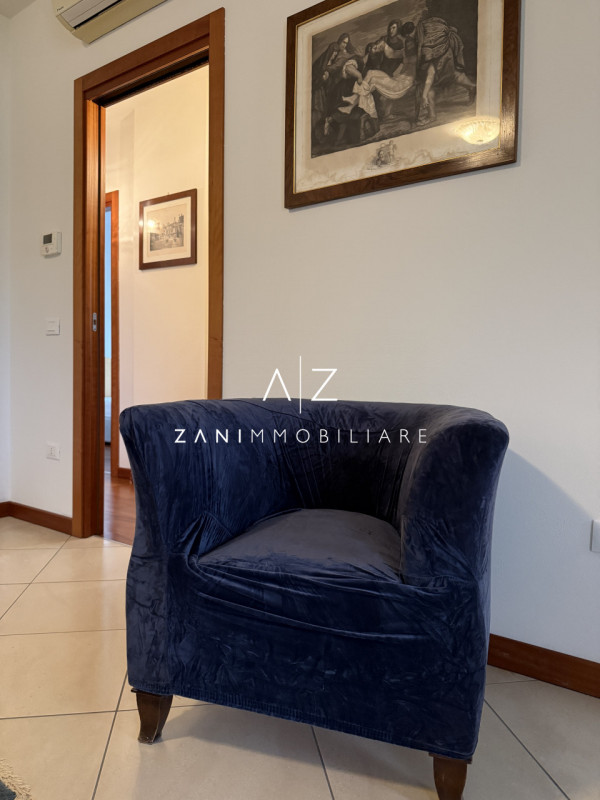 Situato nel centro storico di Castelfranco Veneto, questo splendido appartamento trilocale offre ...