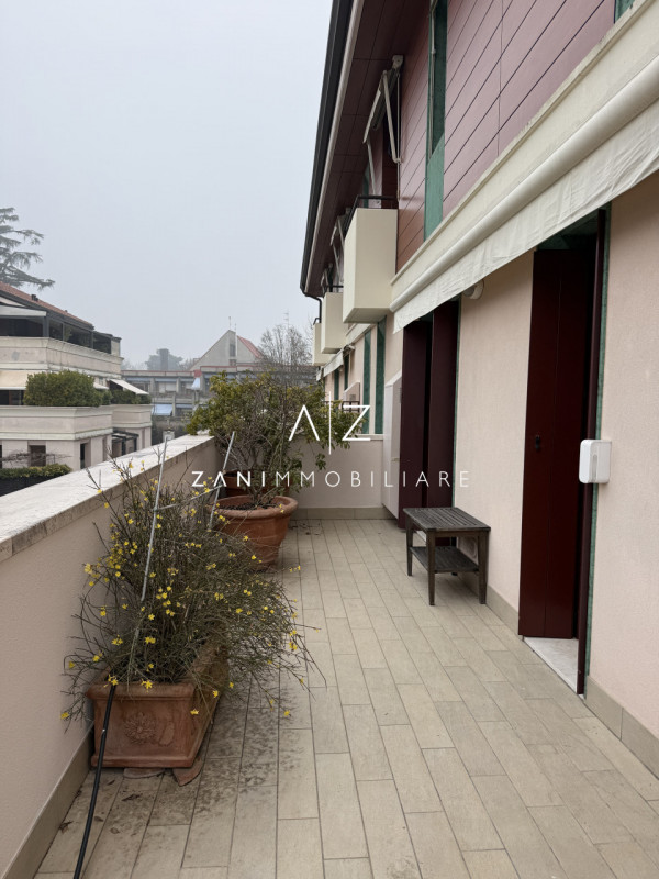 Situato nel centro storico di Castelfranco Veneto, questo splendido appartamento trilocale offre ...