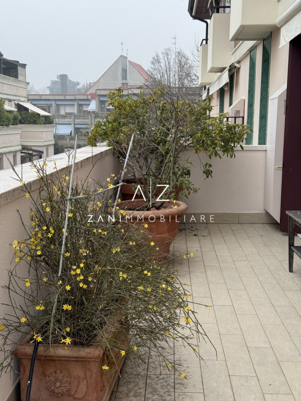 Situato nel centro storico di Castelfranco Veneto, questo splendido appartamento trilocale offre ...