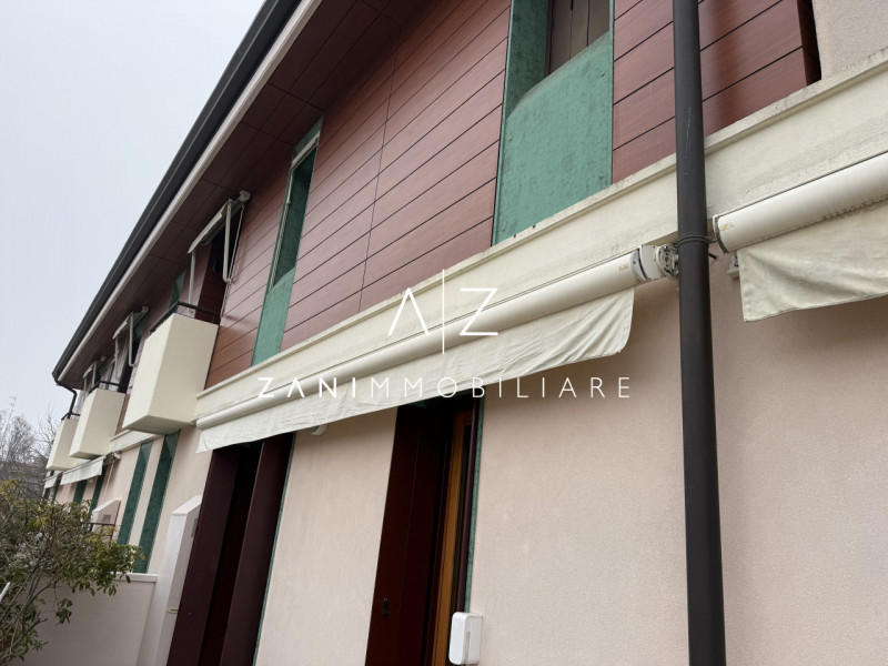 Situato nel centro storico di Castelfranco Veneto, questo splendido appartamento trilocale offre ...