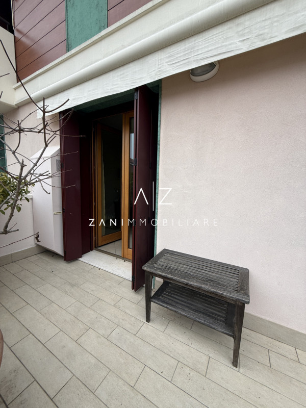 Situato nel centro storico di Castelfranco Veneto, questo splendido appartamento trilocale offre ...