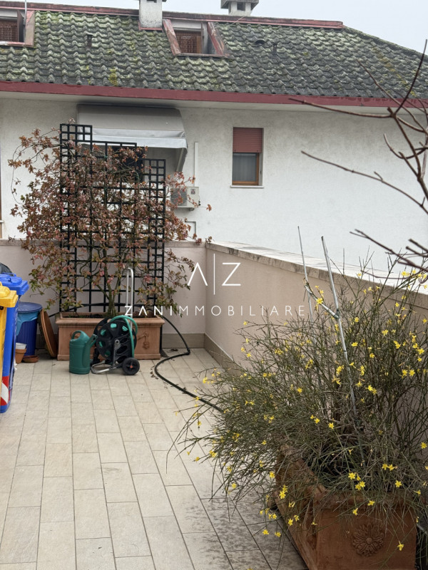 Situato nel centro storico di Castelfranco Veneto, questo splendido appartamento trilocale offre ...