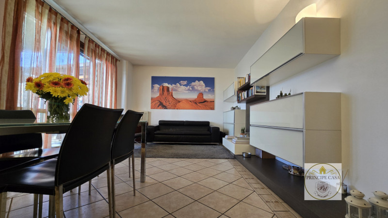 Proponiamo in vendita, a pochi passi dal centro ed in posizione privilegiata per servizi e viabil...