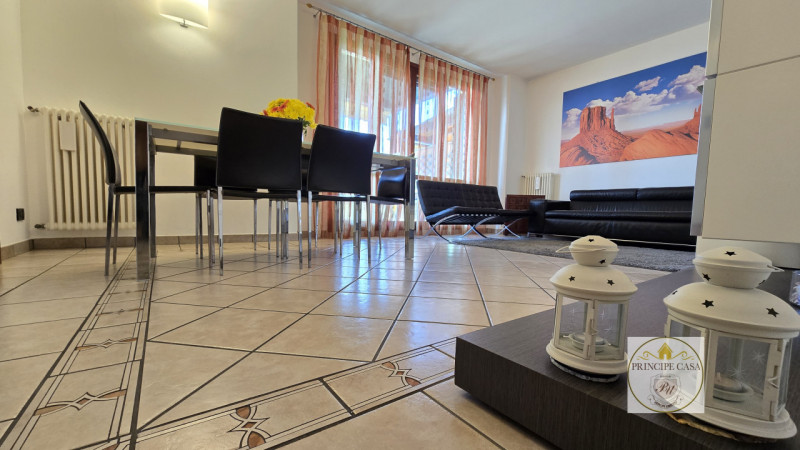 Proponiamo in vendita, a pochi passi dal centro ed in posizione privilegiata per servizi e viabil...