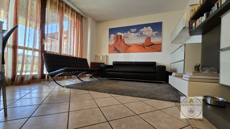 Proponiamo in vendita, a pochi passi dal centro ed in posizione privilegiata per servizi e viabil...