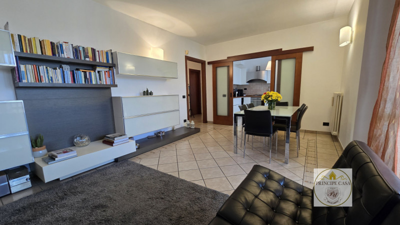 Proponiamo in vendita, a pochi passi dal centro ed in posizione privilegiata per servizi e viabil...