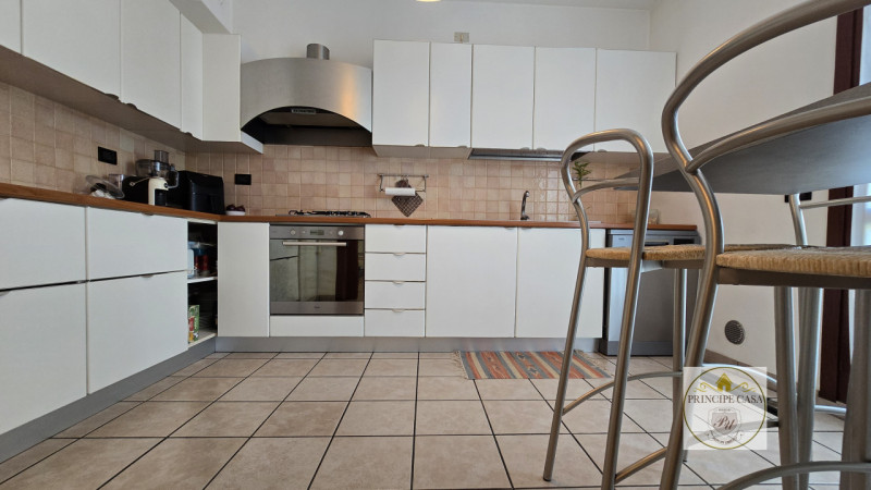 Proponiamo in vendita, a pochi passi dal centro ed in posizione privilegiata per servizi e viabil...