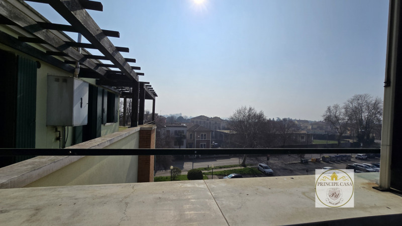 Proponiamo in vendita, a pochi passi dal centro ed in posizione privilegiata per servizi e viabil...