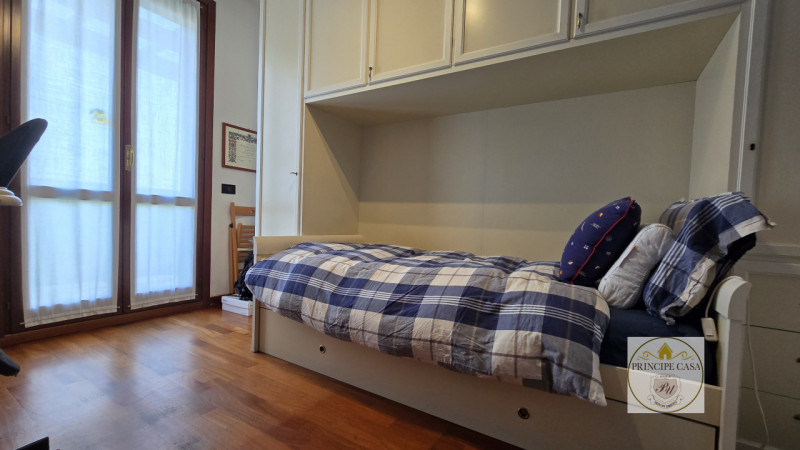 Proponiamo in vendita, a pochi passi dal centro ed in posizione privilegiata per servizi e viabil...