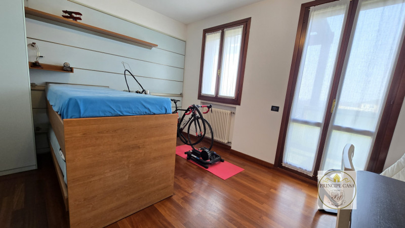 Proponiamo in vendita, a pochi passi dal centro ed in posizione privilegiata per servizi e viabil...