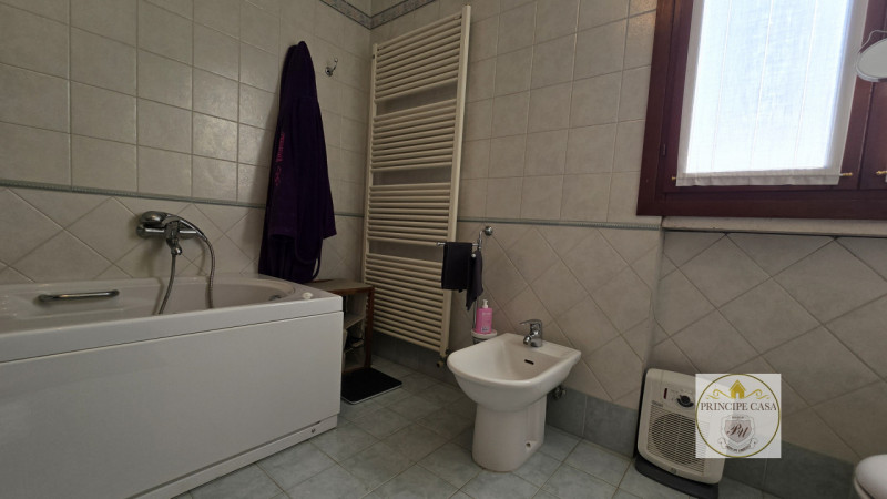 Proponiamo in vendita, a pochi passi dal centro ed in posizione privilegiata per servizi e viabil...