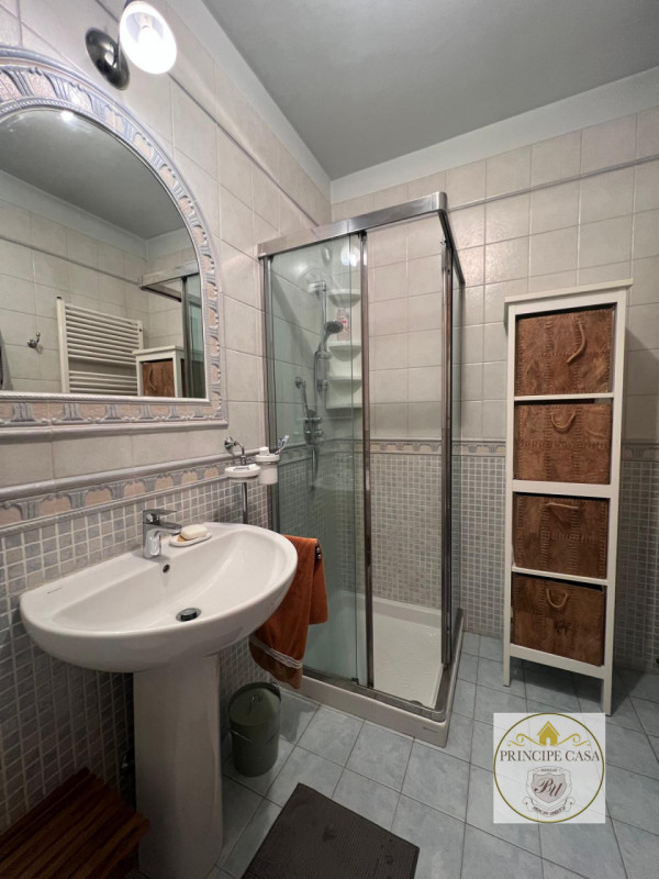 Proponiamo in vendita, a pochi passi dal centro ed in posizione privilegiata per servizi e viabil...