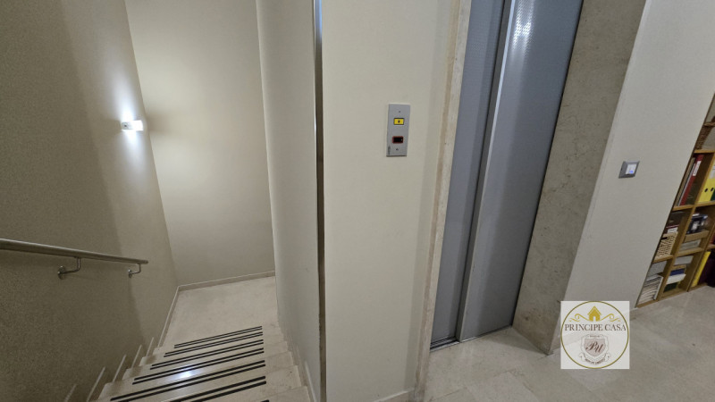 Proponiamo in vendita, a pochi passi dal centro ed in posizione privilegiata per servizi e viabil...